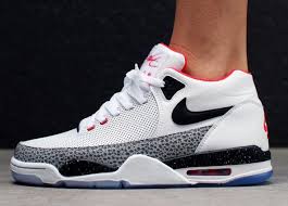 Decouvrez La Nike Flight Squad Un Modele Hybride Qui Emprunte Des Elements Aux Air Jordan 4 Chaussures De Sport Mode Chaussures Jordan Retro Chaussure Lacoste
