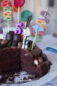 Vor allem bei größeren partys wird anstelle des großen kuchens auch kleineres gebäck, z. Schokokuchen Zum Geburtstag Easy Peasy Candy Cake