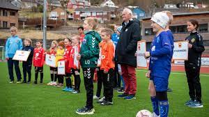 Trond mohn besøkte sitt eget sommerakademi: Trond Mohn Bidrar Til Fotballskole For 2000 Barn Dette Far Vaere Koronapresangen Adressa No