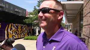 LSU arrives in Omaha, Jay Johnson emotional being back at CWS