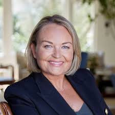 Kate Vale's Instagram, Twitter & Facebook