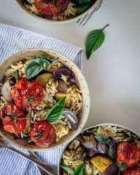 Salade Aux Legumes D Ete Et Petites Pates Orzo Free The Pickle Recette En 2020 Salade De Legume Repas Vegetarien Salade De Pates