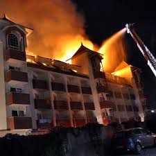 „wenn ich 2015 das land nicht verlassen hätte, hätten sie mich nicht am leben gelassen. Turkische Riviera Hunderte Deutsche Aus Brennendem Hotel Gerettet Der Spiegel