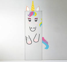 Pour un fan de sport, installez un coin vestiaire. Sticker Porte Dessin Licorne Tenstickers
