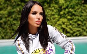 Suite à ses interventions, elle est ravie ! Manon Marsault Les Marseillais A Dubai Craque Apres Sa Chirurgie