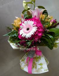 Buongiorno gente dovremmo svegliarci come i fiori, con lo sguardo rivolto al cielo e col sorriso colmo di speranza. Bouquet Di Fiori Misti Colorati Fiori A Este Ospedaletto Euganeo Monselice Invio Fiori E Piante A Domicilio Da Fiorista Di Este