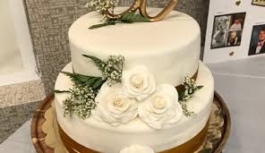 For marriage anniversary cakes, we have some tremendously wonderful options such as red colored heart shaped cakes decorated with rose leaves, multilayered chocolate wedding cakes. Anniversary Cake Decorating Photos
