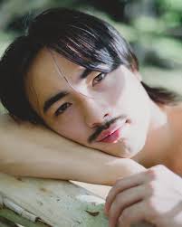 青春的味酸⽢甜海海⼈⽣無了時四界流浪不驚死免驚⼼傷悲