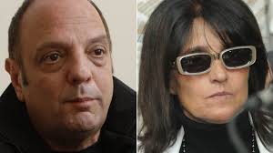 El cantante habló de la enfermedad de su esposa que la mantiene postrada en la cama y con respirador, ya que sus pulmones le funcionan al mínimo. Exitoina Murio La Esposa De Baby Etchecopar