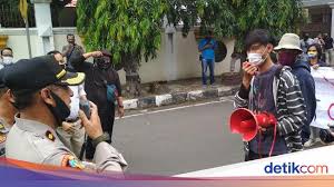 Silahkan komenter di kolom bawah ya. Polisi Bubarkan Aksi Mahasiswa Cirebon Tolak Ruu Omnibus Law