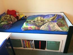 Familien kallax bett bett aus kallax regalen selber bauen. Dank Kallax Hack Zum Bett Mit Stauraum New Swedish Design