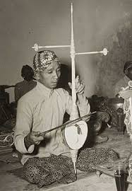 Ada alat musik ritmis yang dapat mengeluarkan suara saat dipukul, diguncang, atau digesek. Rebab Wikipedia