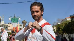 Gerard james butler was born in paisley, scotland, to margaret and edward butler, a bookmaker. Wutend Hat Gerard Butler Auto Eines Paparazzos Zerkratzt Promiflash De