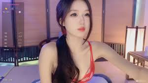 [Stripchat] Domestic female anchor lucy_1811 with a contrasting and cold  face, essential oil moisturizer, close-up real shot, playing with her pussy  and squirting water