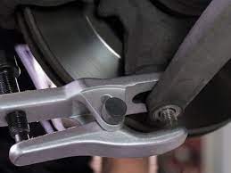 Changer un triangle de suspension sur 205 gti voici la référence d'un triangle équivalent à celui de la video (coté conducteur). Changer La Rotule De Suspension Peugeot 307 Tutoriels Oscaro Com