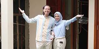 Meski sempat ditentang orang tua, cut meyriska akhirnya resmi menikah dengan roger danuarta pada sabtu 17 agustus 2019, bertepatan salah satu yang mencuri perhatian publik adalah gaya busana cut meyriska yang tampil glamor dalam rangkaian persiapan pernikahan hingga akad nikah. Potret Perdana Rumah Mewah Roger Danuarta Dan Cut Meyriska Yang Lagi Direnovasi Area Kolam Renang Jadi Sorotan Kapanlagi Com
