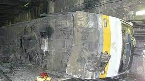Y es que ahora los familiares de todos aquellos que perecieron en el accidente de la línea 1 de metrovalencia que ocurrió el día 3 de julio de 2006, han vuelto a pedir que sus políticos hagan algo más que robar dinero, o trajes. La Fiscalia Pide Al Juzgado Reabrir La Investigacion Del Accidente Del Metro De Valencia
