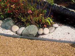 Un beau jardin décoré avec des galets blancs et beaucoup de verdure. Galets Et Gravillons Mise En Scene Minerale Mon Jardin Ma Maison