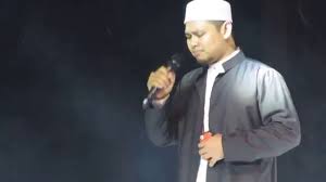 The show featured young men competing for a post as the imam of a mosque and a scholarship to study at the islamic university of madinah. Imam Muda Hassan Bacaan Qs Al Ahzab 40 Youtube