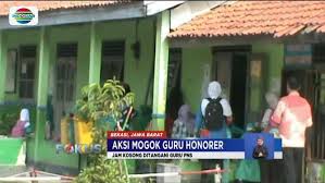 Sebab, guru honorer yang sebenarnya adalah mereka yang diangkat di bawah 2005. Aksi Polisi Blitar Gantikan Guru Honorer Yang Mogok Mengajar News Liputan6 Com