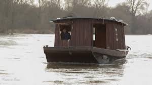 Loire Menuiserie Toue Cabanee L Harassay Avec Images Loire Cabanas Menuiserie