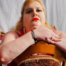 curvy.laura.rock • Instagram photos and videos