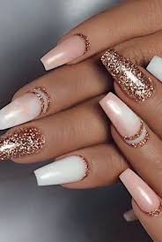En las uñas de porcelana. Unas Rosa Con Dorado