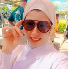 مي عز الدين طلعت لايف تجاوب الناس ع اسئله عن الشعر والبشره وعلى عكس المتوقع  انها تجاوب وتقول البراند الفلاني او العلاني كان ردها ابسط من البساطه