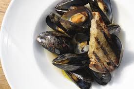 Le cozze alla birra bianca sono un piatto tipico belga. Cozze Alla Birra Mussels In A Beer Brodo With Grilled Housemade Rustico Food Mussels Brodo