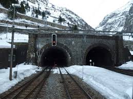 Einfahrender zug über die neu entstandene bahnbrücke, welche die neue bahnlinie des gotthardtunnels ergänzt. Veranderungen Und Ausbauten