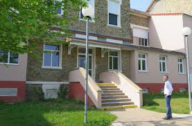 Give you directions for public transport and behind the wheel with information on traffic jams, and you can see a. A Corbeil Essonnes La Vie Bouleversee Des Handicapes Psychiques Confines