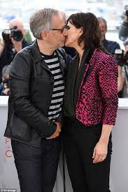 Découvrez sa biographie, le détail de ses 51 ans de carrière et toute son actualité. Juliette Binoche And Valeria Bruni Tedeschi Share A Steamy Kiss In Cannes Daily Mail Online