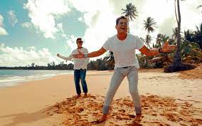 Tengo en una libreta tantas cancionestiene tu nombre y tengo razone'para buscarte y volverte a hablar (volverte a hablar)dice en esa libreta sin más razonesl. Ricky Martin Y Carlos Vives Le Cantan Una Cancion Bonita A Puerto Rico Sumarium Informacion