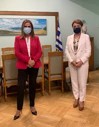 Η ζωή (σοφίνα λαζαράκη) είναι μια 19χρονη κοπέλα γεμάτη όνειρα για το μέλλον, ζει με την οικογένειά της, έχει σχέση, αλλά είναι ακόμα παρθένα! H Xristina Ale3opoyloy Sth Zwh Rapth Gia Th Sthri3h As8enwn Kai Domwn Psyxikhs Ygeias Ths Axaias Dimosio Gr