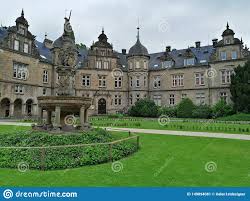 Larges voies pour les automobiles en pleine ville, immeubles de grande hauteur.cityscape of cologne: Chateau Dans Buckeburg Allemagne Paysage De Matin D Ete Avec Le Ciel Image Stock Image Du Antique Europeen 149894081