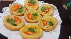 Masukkan air dari daun suji yang di campur dengan terigu kedalam suatu wadah lalu di campur dengan cara di aduk. Resep Kue Lumpur Gurih Toping Ayam Tribun Jateng