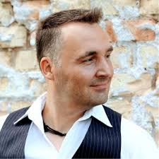 Vor 10 Jahren saß ich selbst dort. Letzte Woche stand ich vorne. 2015/2016  habe ich den Kurs „Kaufmann/Kauffrau für Filmtheatermanagement“ gemacht.  Damals war ich diejenige, die mit neugierigen…