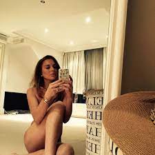 Nackt vorm Spiegel: So feiert Lindsay Lohan 33. Geburtstag! | Promiflash.de