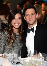 Their stunning garden on the edge of a cliff is perfect for intimate weddings or elopements. Hangover Star Justin Bartha Marries Personal Trainer Lia Smith With Just 20 Wedding Guests Wanna See Pics Glamour