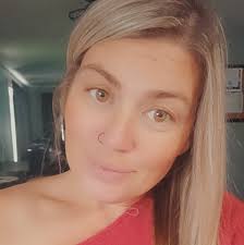 How do I buy games for the Oculus Quest 2?