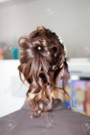 Haarreifen sind alleskönner für die frisur, sie lassen optische schönheitsfehler wie abstehende strähnen oder ein die augen verdeckenden pony verschwinden und verschönern dabei die frisur. Schone Hochzeit Frisur Die Braut Frisur Im Schonheitssalon Ruckansicht Lizenzfreie Fotos Bilder Und Stock Fotografie Image 82412502