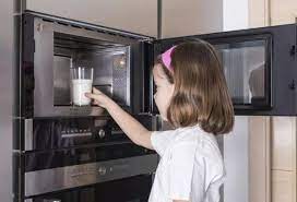 Warum Sie Milch Nicht In Der Mikrowelle Erhitzen Konnen Kuh Und Muttermilch Kann Es Gefahrlich Sein