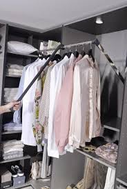 Du Hast Viele Blusen Oder Hemden Oder Hangst Deine Kleidung Einfach Gerne Auf Ein Kleiderlift Hilft Dir Auch D Ankleide Ankleidezimmer Ikea Schlafzimmerturen