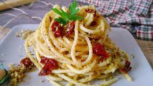 In una padella mettere 3 spicchi di aglio,l olio dei pomodori secchi,facciamo soffriggere. Pasta Ca Muddica Pomodori Secchi E Pistacchi Rita S Kitchen