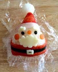 クリスマスに向けて子ども達のお弁当にサンタおにぎりを作ってあげると喜ぶんですよねぇ 作り方はカンタンですよ 三角おにぎりを作ってかにかまで洋服を作ってあげます w 顔とベルトのパーツはにんじんと海苔で眉ひげベルトの金具はチーズで作ってね クリスマ