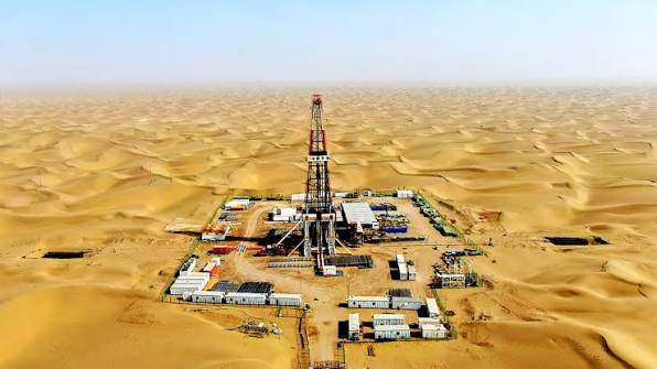 كشف بترولي جديد في حقول أبو سنان بالصحراء الغربية🇪🇬💡 في إطار جهود وزارة  البترول والثروة المعدنية لتعظيم الإنتاج المحلي وزيادة الاعتماد على الموارد  الوطنية، أعلنت الشركة العامة للبترول عن تحقيق كشف بترولي