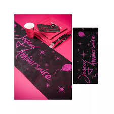 Les gobelets et les serviettes de table anniversaire assortis sont également disponibles sur le site. Chemin De Table Joyeux Anniversaire Paillete Accessoire Deco De Table