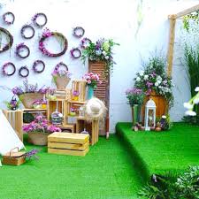 Pilih lampu hias untuk dekorasi taman yang berbentuk unik, seperti bintang atau kombinasi lucu lainnya. Membuat Taman Cantik Dengan Rumput Sintetis Untuk Taman Sewa Rumput Com