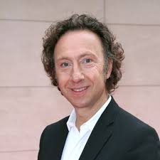 Mais en cette chaleur de l'été, l'homme de 52 ans a accepté de dévoiler une part de son intimité : Stephane Bern Aurait Adore Etre Un Sex Symbol Gala