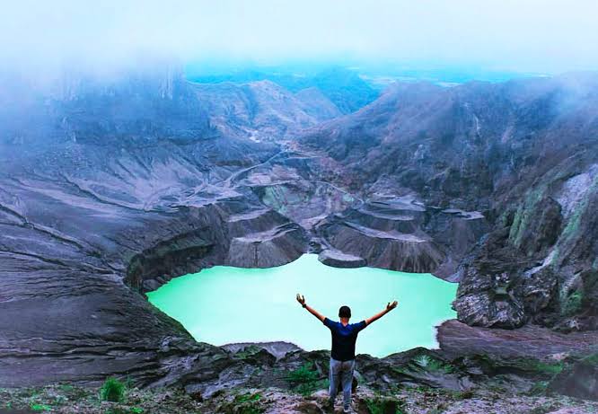 Kawah puncak Gunung Kelud.